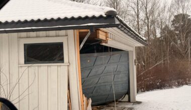 Trafikk, Garasje | Bil dundret inn i garasje: – Svært glatt på stedet