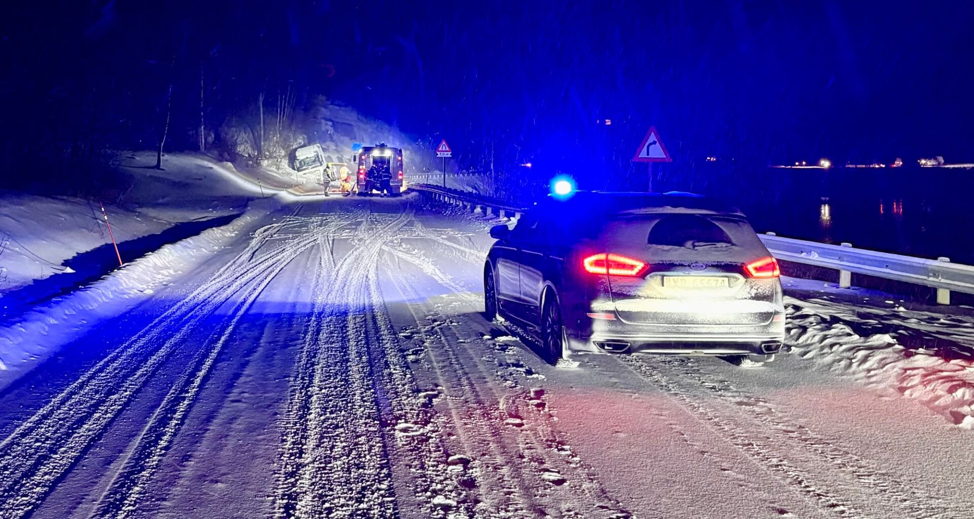 Ulykke, Trafikk | Tankbil kjørte av vegen – bensin rant ut i grøfta