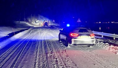 Ulykke, Trafikk | Tankbil kjørte av vegen – bensin rant ut i grøfta
