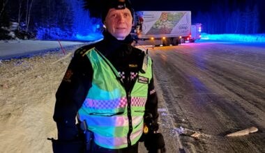 Grane, Trafikk | Førerhuset knust i sammenstøtet – sjåføren lettere skadet ifølge politiet