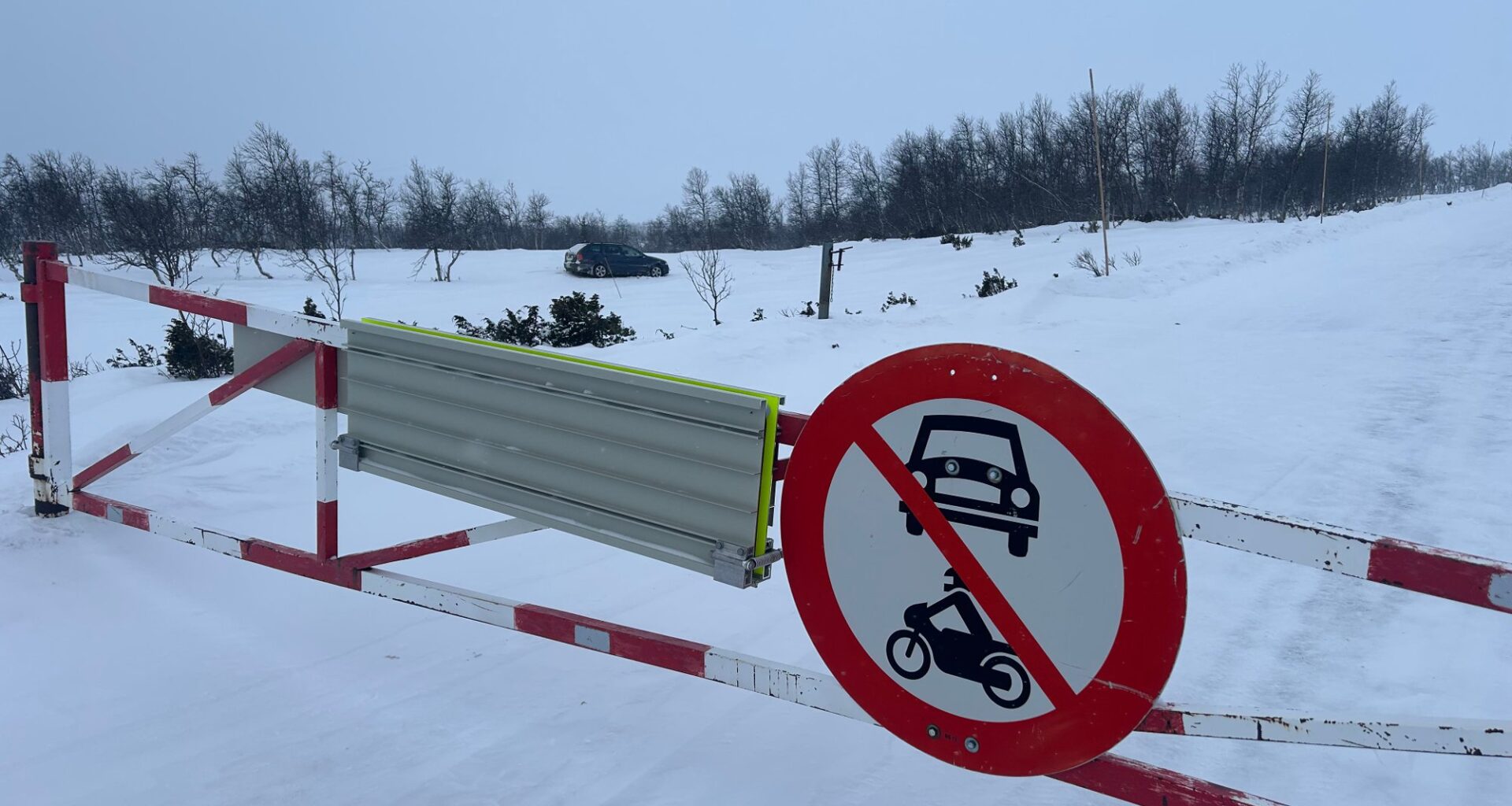 Trafikk, Valdres | Bil tok seg inn på vinterstengt vei og kjørte seg fast