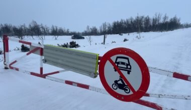 Trafikk, Valdres | Bil tok seg inn på vinterstengt vei og kjørte seg fast
