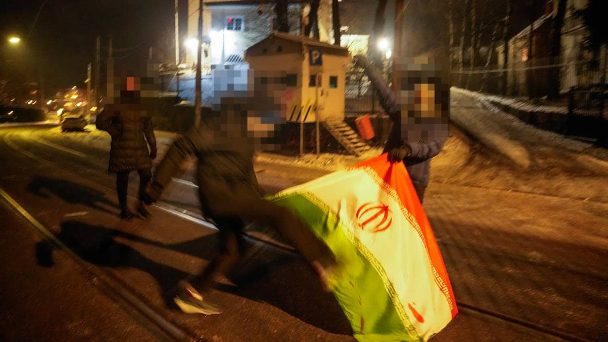 en person som ligger på bakken (Bildebeskrivelsen er laget av en KI-tjeneste)