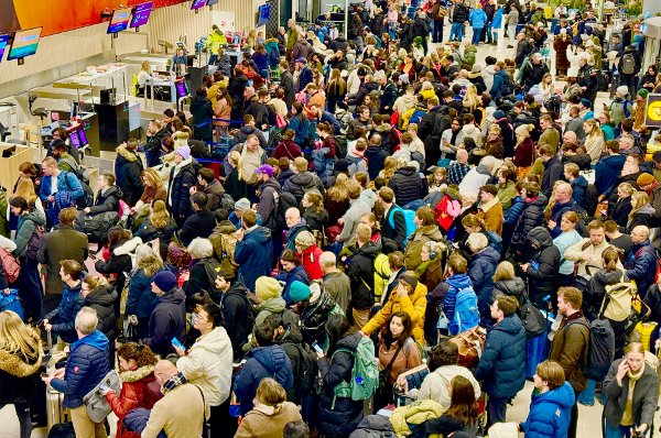 KAOS: Slik ser det ut i innsjekkingsområdet søndag ettermiddag.