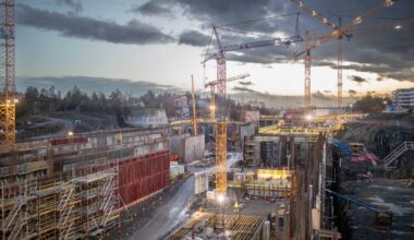 en by med høye tårn