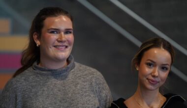 Et par kvinner som smiler mot kamera