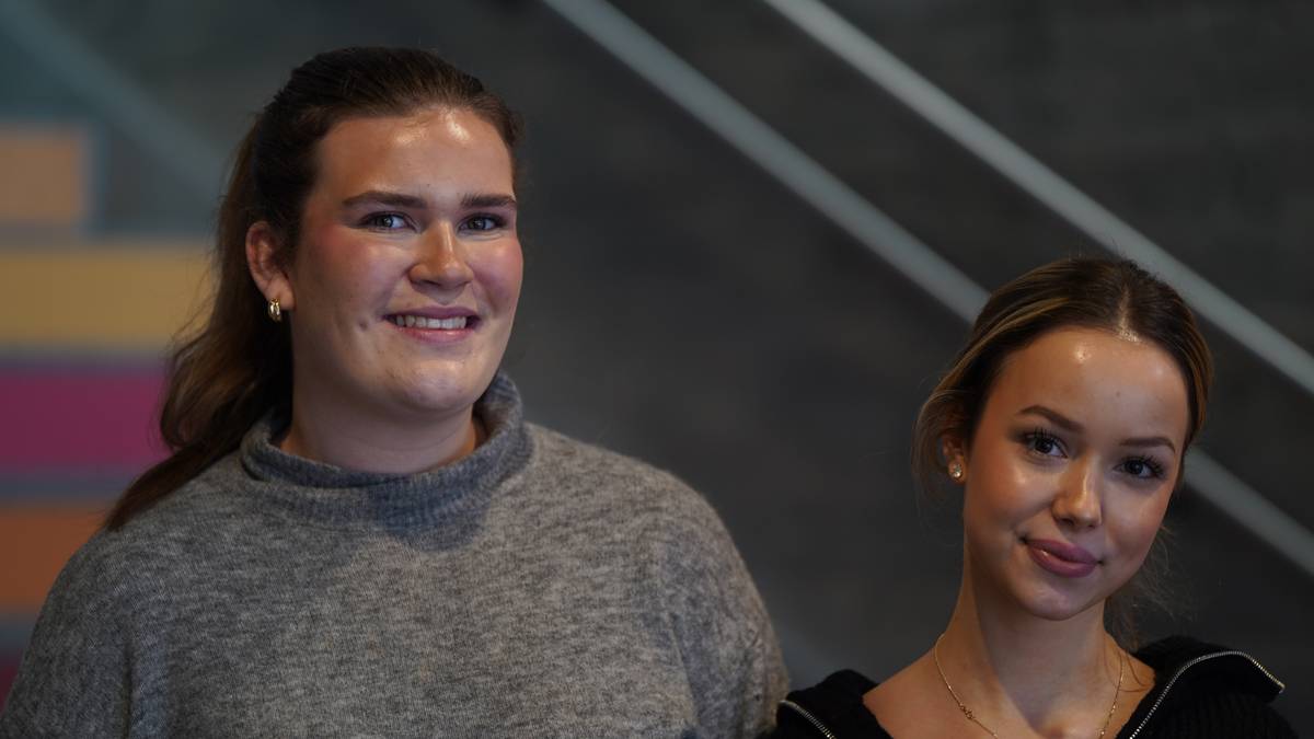 Et par kvinner som smiler mot kamera