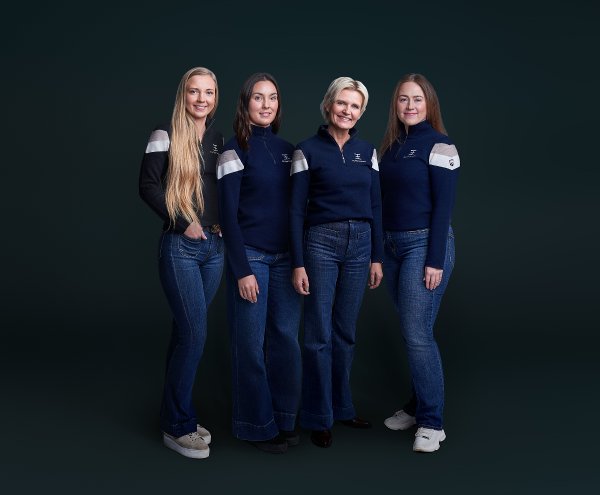 ANSATTE I EIE FJELMEGLEREN I VALDRES: Ingrid Kristina Ringen Rognaas (f.v.), Eli Bjørketun Bøe, Jane Bergum Hauglid og Oda Veisene Klinkenberg.