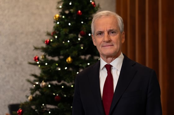 Portrett av statsministeren foran et juletre.