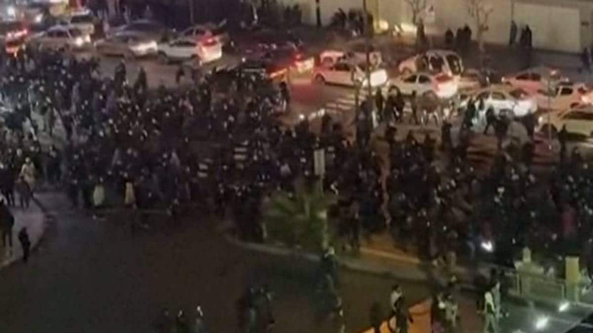 Store protester i Iran – myndighetene kuttet internett – NRK Urix – Utenriksnyheter og -dokumentarer