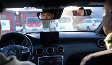 17 år gamle Mateusz Pienkowski har kjøreopplæring med kjørelærer Arnt Fredheim. Begge ser i hvert sitt speil.