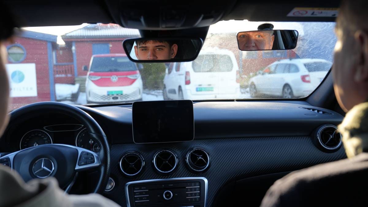 17 år gamle Mateusz Pienkowski har kjøreopplæring med kjørelærer Arnt Fredheim. Begge ser i hvert sitt speil.