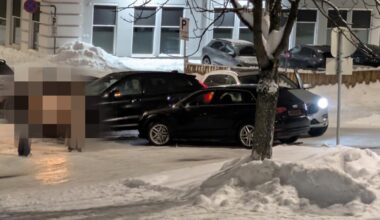 Trafikk, Glatt | Tre biler smalt i hverandre i Gjøvik sentrum - Oppland Arbeiderblad