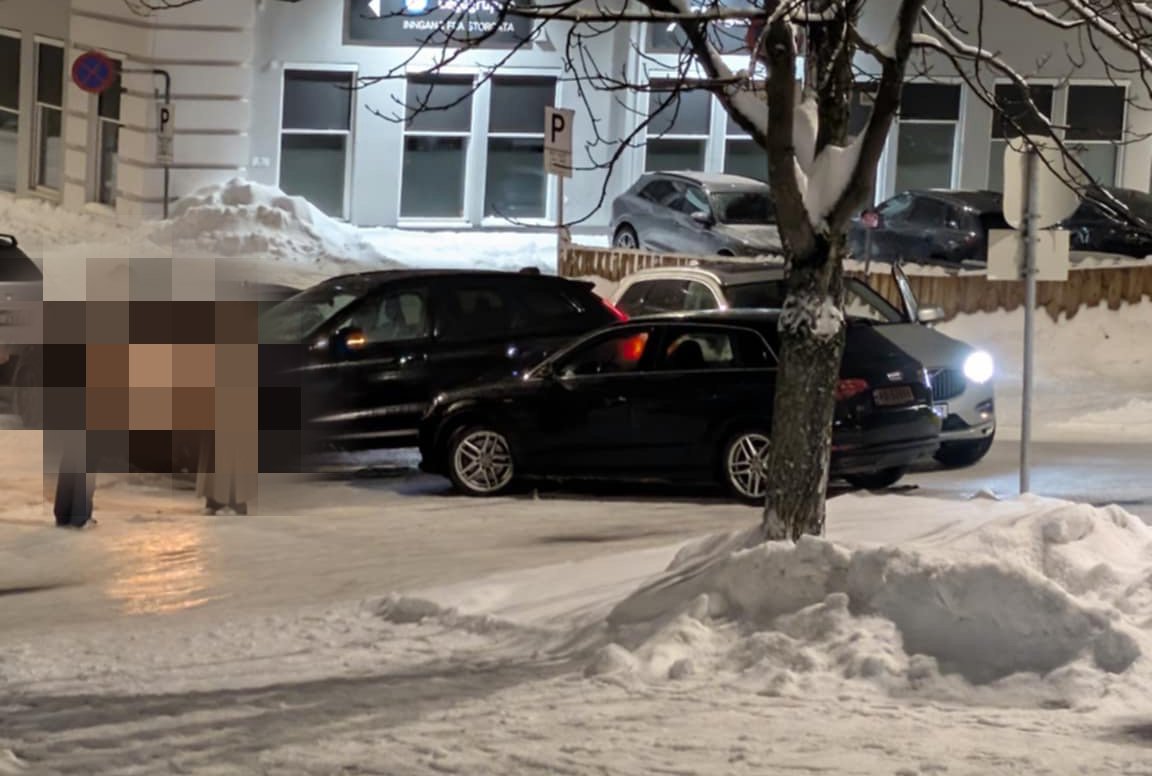 Trafikk, Glatt | Tre biler smalt i hverandre i Gjøvik sentrum - Oppland Arbeiderblad