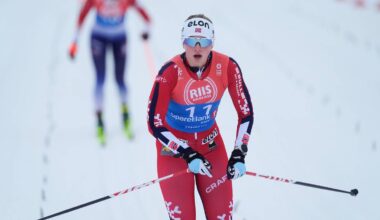 En gruppe skiløpere står på ski ned en bakke