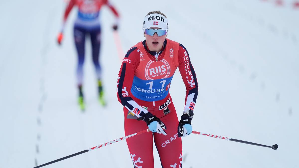 En gruppe skiløpere står på ski ned en bakke