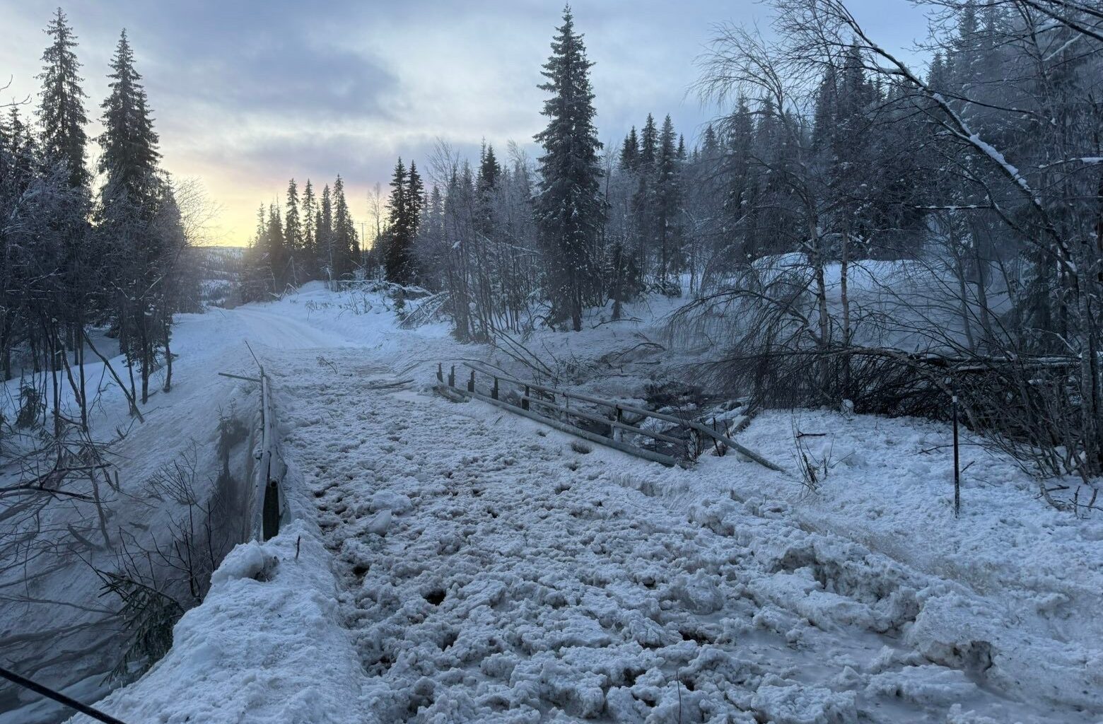 Snøskred, Røvassdalen | Per-Kristian så røyken av skredet foran seg: – Snøen har nok fulgt elva og så har smellen kommet i brua