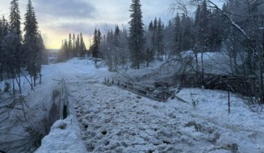 Snøskred, Røvassdalen | Per-Kristian så røyken av skredet foran seg: – Snøen har nok fulgt elva og så har smellen kommet i brua