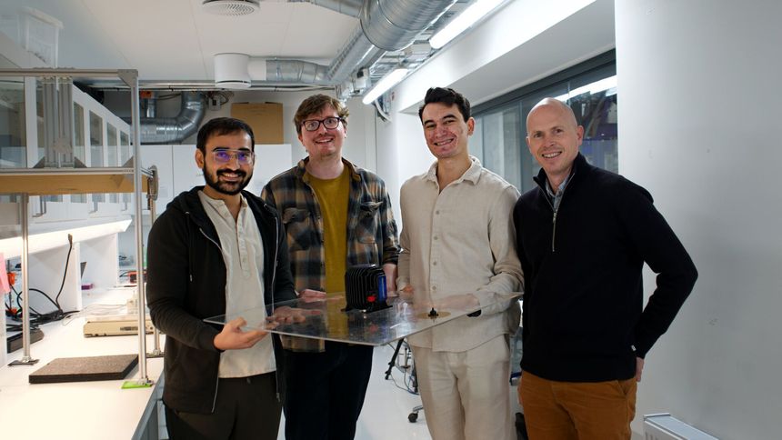 Dette er gruppen som jobber sammen på Lubribot-prosjektet: Rishabh Nain (t.v.), Stephane Poulain, Ilyes Jalisse og Andreas Carlson. Foto:  Elina Melteig/UiO