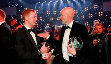 Johannes Thingnes Bø i samtale med Ståle Solbakken etter Idrettsgallaen, med hver sin pris i hånda.