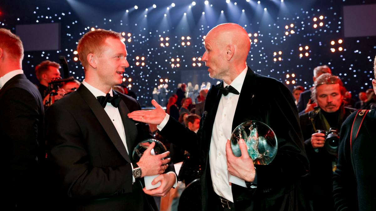Johannes Thingnes Bø i samtale med Ståle Solbakken etter Idrettsgallaen, med hver sin pris i hånda.