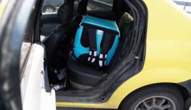 en bil med en blå varmebag fra Wolt i baksetet