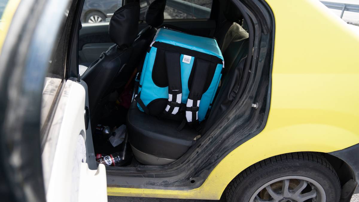 en bil med en blå varmebag fra Wolt i baksetet