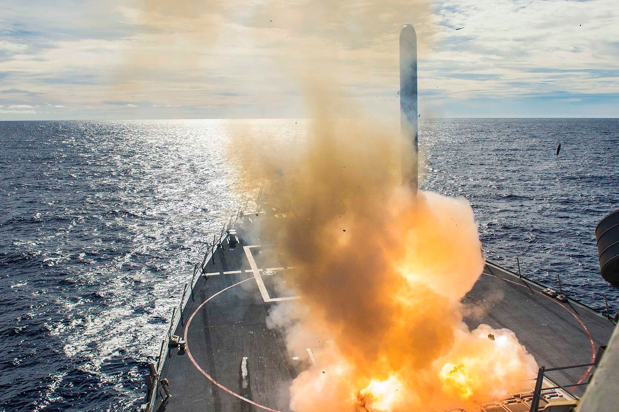 Et Tomahawk kryssermissil skytes opp fra den amerikanske missiljageren USS «Mustin» under en øvelse i 2014.