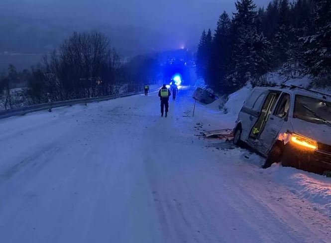 Trafikkulykke, Trafikkmeldinger | To biler havnet i grøfta