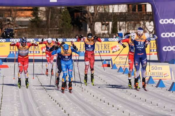 Toblach, Italia 20260101. 
Sveriges Edvin Anger kommer på tredje plass etter en spurt mot Italias Federico Pellegrino under 20 km jaktstart klassisk for menn i Tour de ski.
Foto: Terje Pedersen / NTB