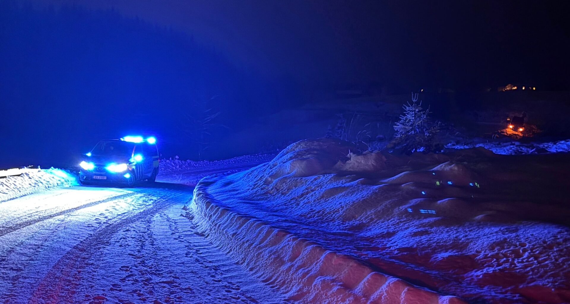 Ulykker, Trafikk og samferdsel | Kjørte av vegen – hadde sommerdekk på bilen - Hamar Arbeiderblad