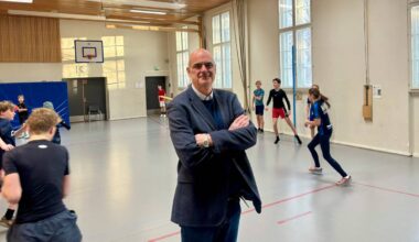 Rektor Peder Gjedrem ved Ris ungdomsskole i Oslo i gymsalen