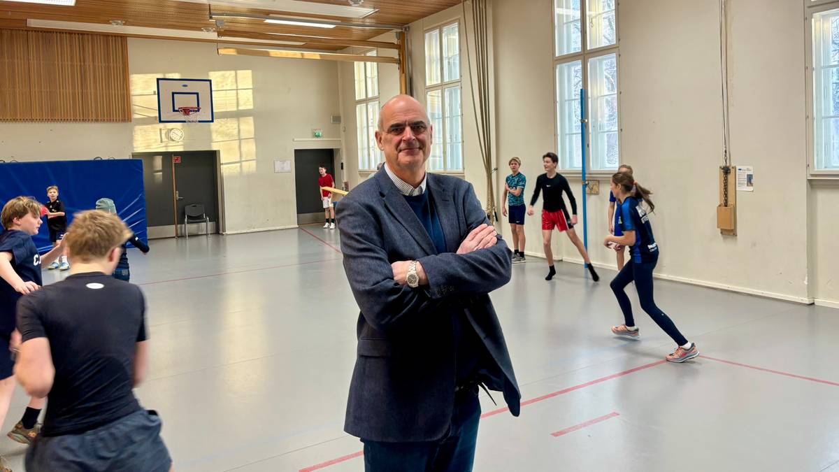 Rektor Peder Gjedrem ved Ris ungdomsskole i Oslo i gymsalen