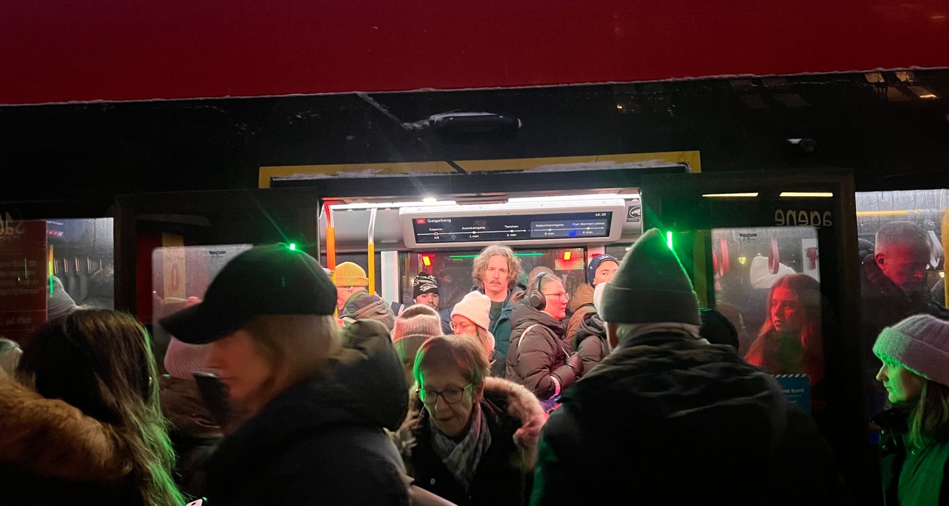 Trafikk og kollektiv, Vær | Mye trafikk og kø: – Vurder gjerne om du kan reise utenfor rushtiden
