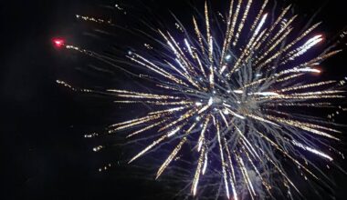 Fyrverkeri på en mørk nattehimmel.