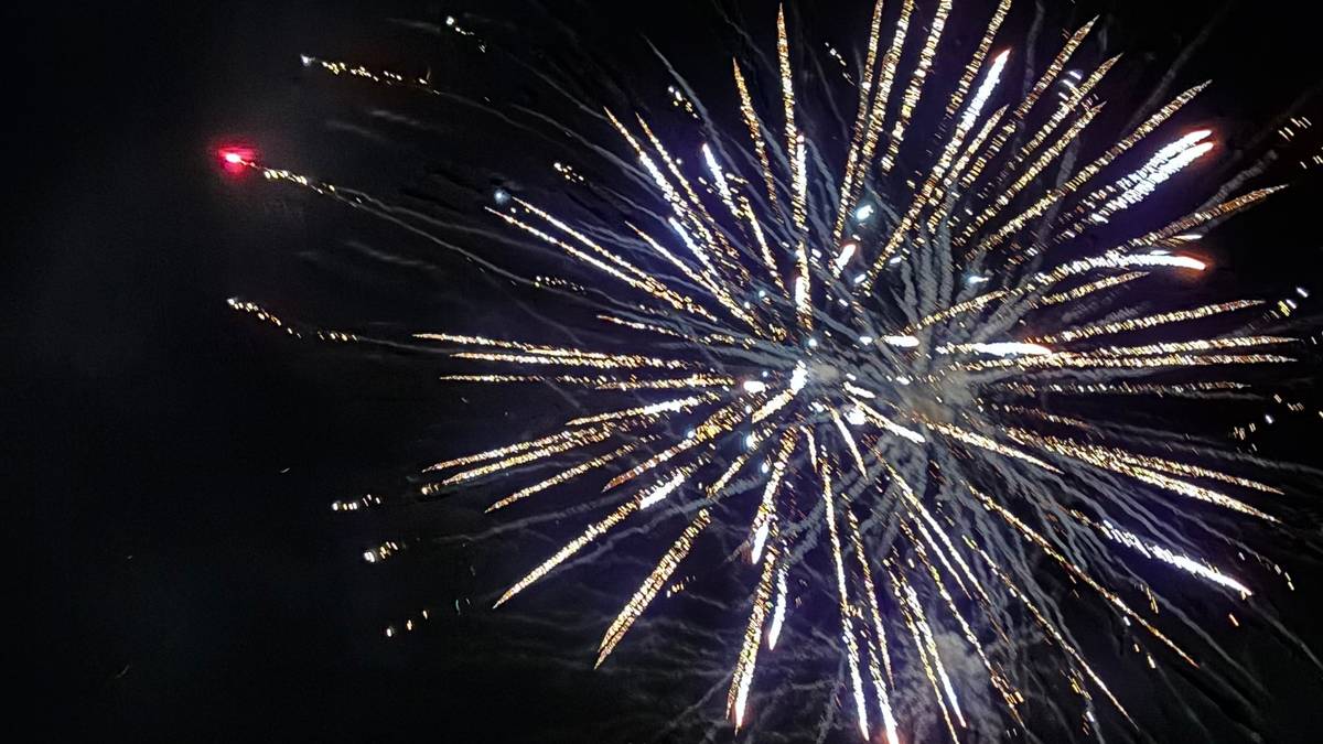 Fyrverkeri på en mørk nattehimmel.
