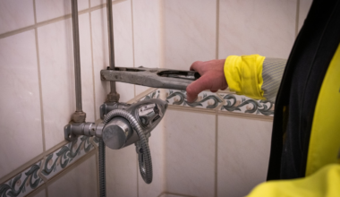 Et verktøy mot et rør