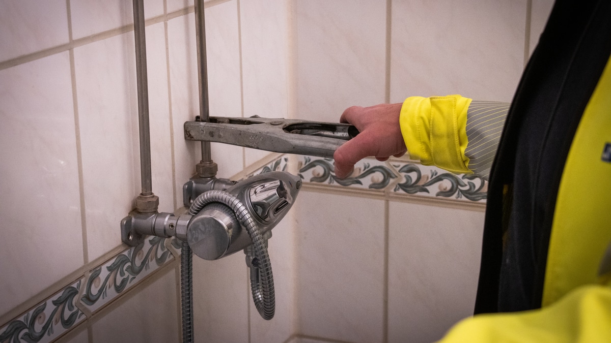 Et verktøy mot et rør