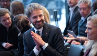 En mann som sitter i en sal