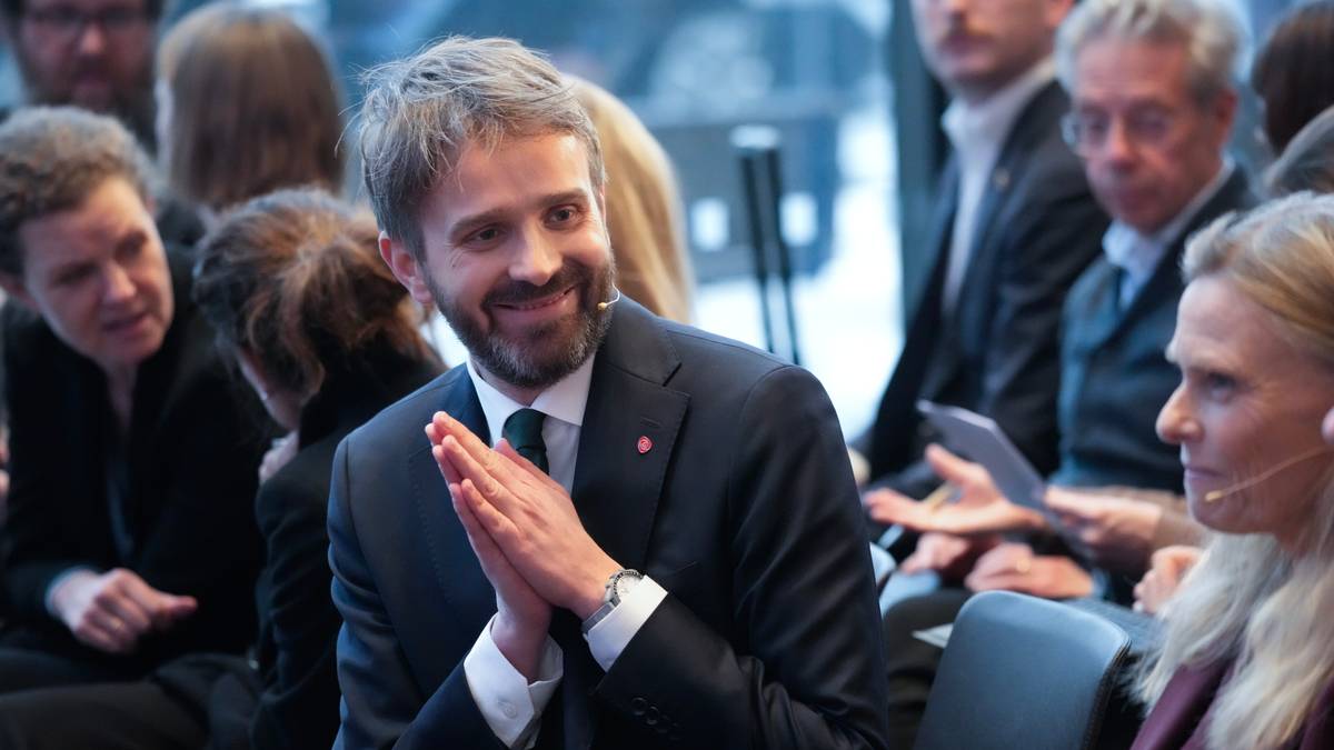 En mann som sitter i en sal