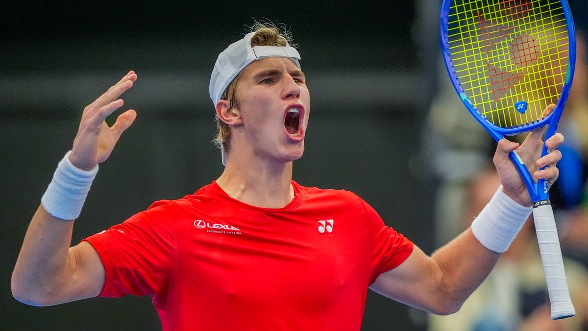 Nicolai Budkov Kjær feirer på tenninsbanen