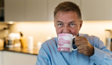Kaffe er viktig på en slik dag. Han og kona har hvert sitt krus fra favorittlaget i England Queens Park Rangers. Han tar konas og NRK får låne hans...