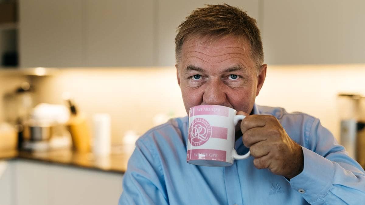 Kaffe er viktig på en slik dag. Han og kona har hvert sitt krus fra favorittlaget i England Queens Park Rangers. Han tar konas og NRK får låne hans...
