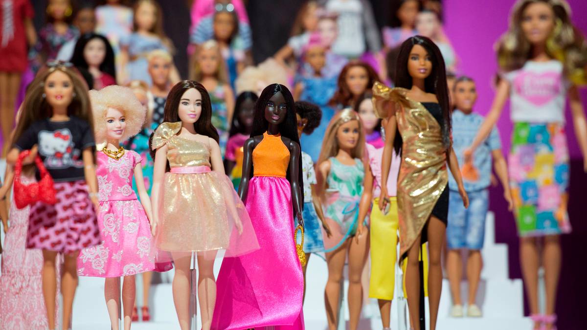Barbiedukker i fargerike klær på en catwalk.