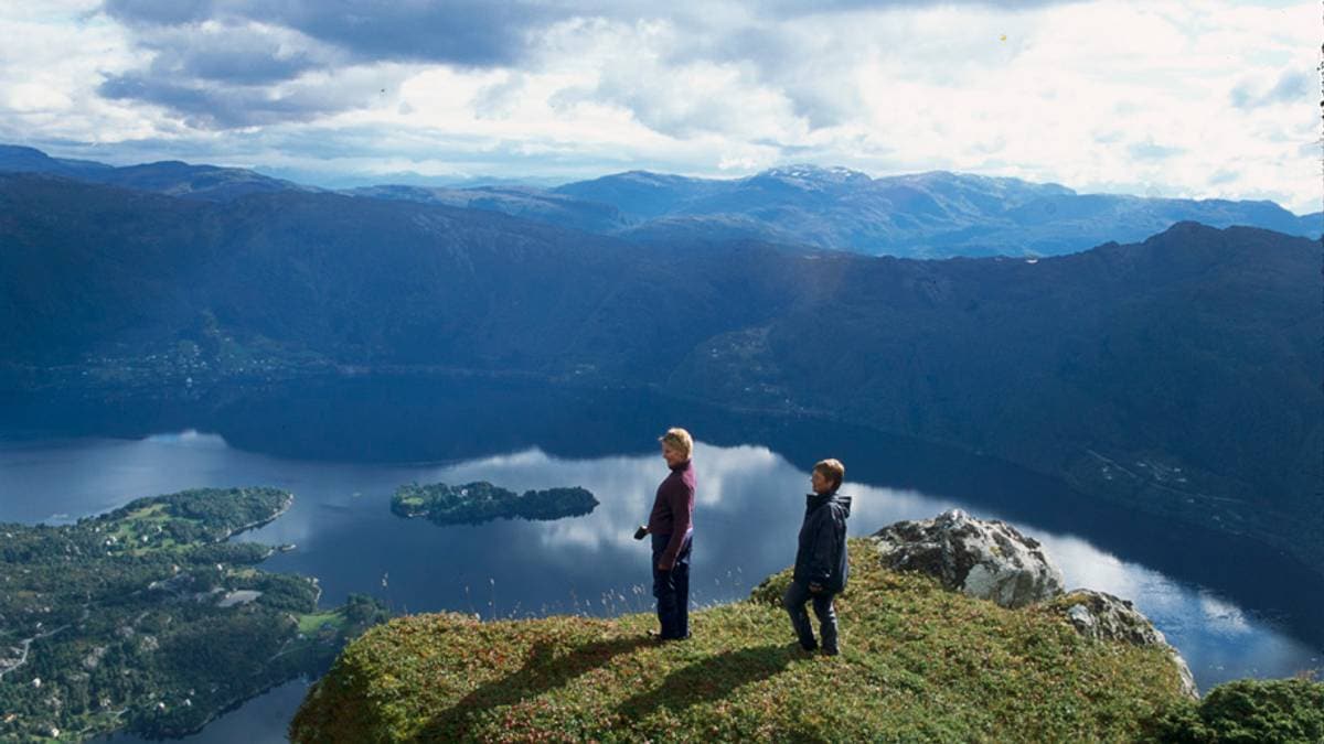 Kjent fjelltopp på Osterøy. Under ser man Sørfjorden, eller Veafjorden, og Ulvsnesøy utenfor Vaksdal.