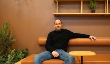 en person som sitter på en stol