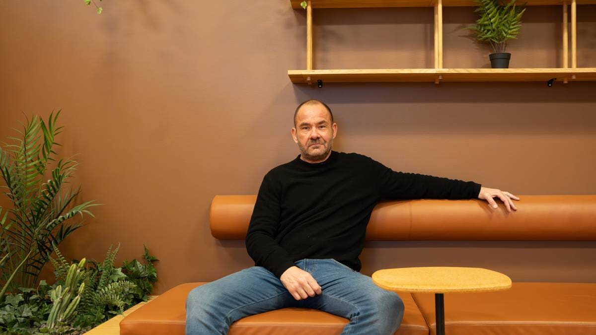 en person som sitter på en stol