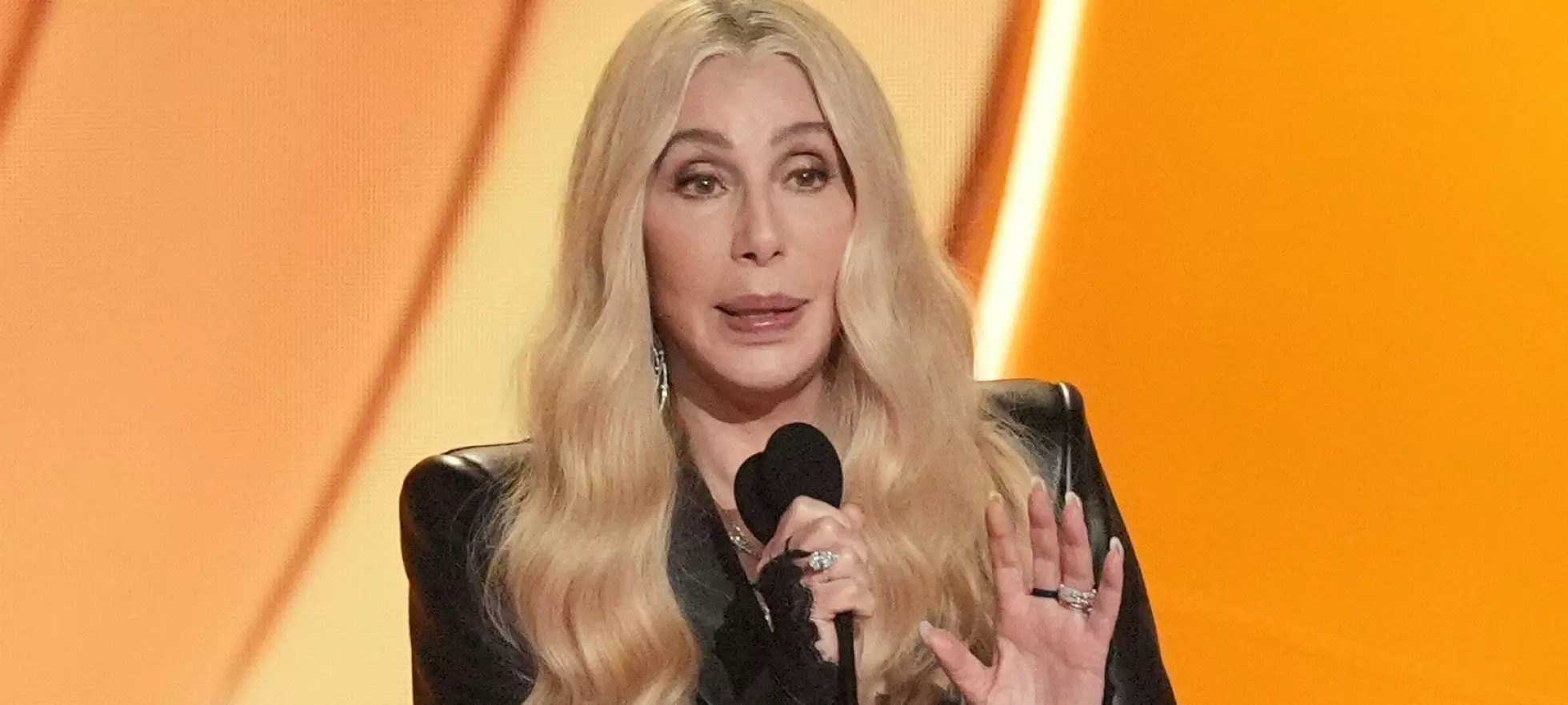 Utropte død sanger som vinner