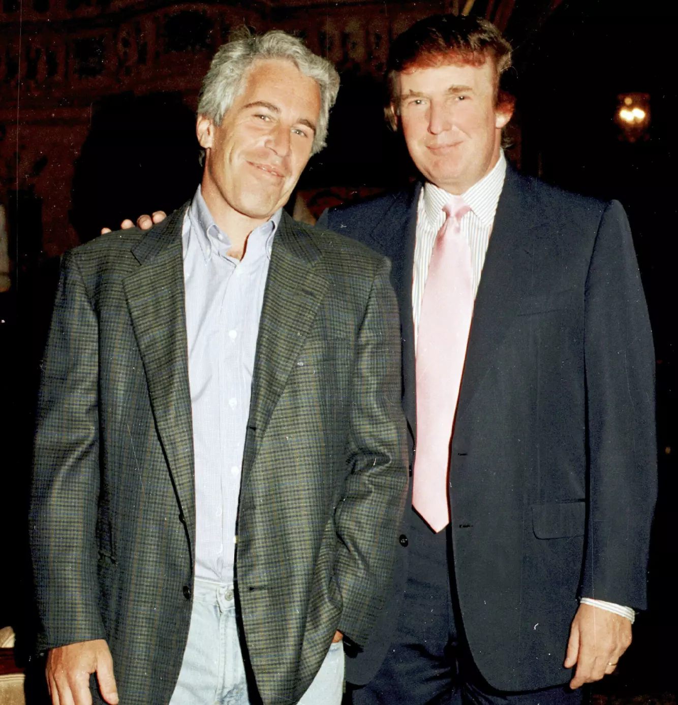 VENNER: Donald Trump og Jeffrey Epstein på Mar-a-Lago i 1997. Trump hevder at de kuttet all kontakt tidlig på 2000-tallet. Ifølge Foto: Davidoff Studios Photography.