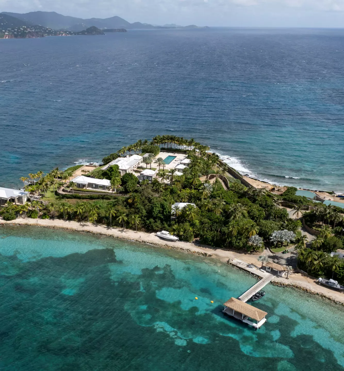 PARADIS: Jeffrey Epsteins private øy, Little st. James, var bakteppet for utallige overgrep. Søndag kveld spøkte Trevor Noah om at Trump og Bill Clinton hadde vært der på besøk. Foto: Marco Bello / Reuters / NTB